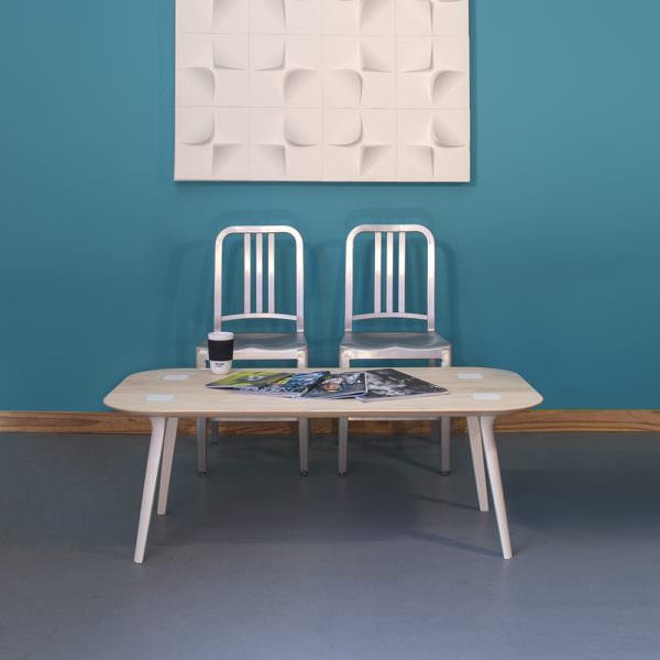 La mesa de centro de dos tonos de MIO está hecha con madera de fresno recolectada de manera responsable.  Foto: MIO